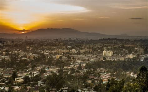 ¡La Gala Étnica de Tesfonis: Un Festín de Ritmos y Tradiciones en el Corazón de Addis Abeba!